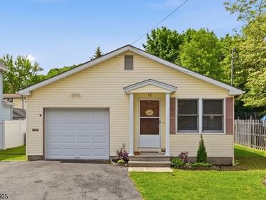 15 Orchard St, Bloomingdale, NJ 07403