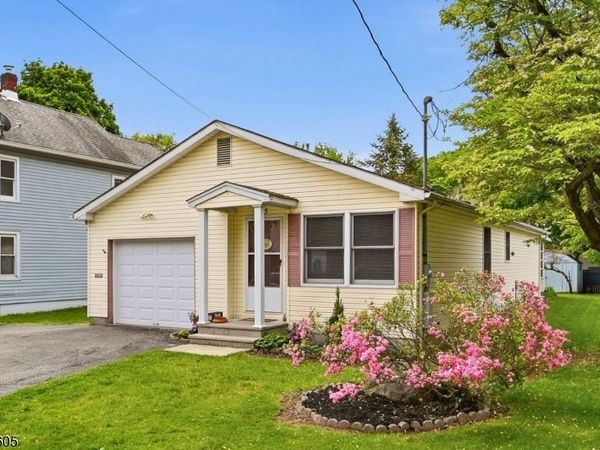 15 Orchard St, Bloomingdale, NJ 07403