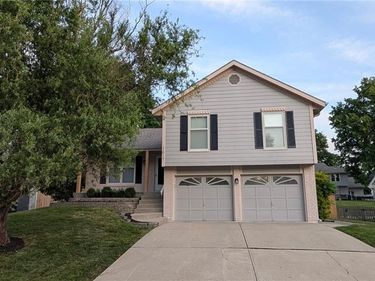 1617 WELLESLAY Lane, Liberty, MO 64068