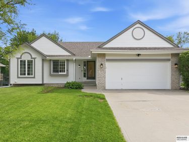 2137 Cobblestone Road , Papillion, NE 68133