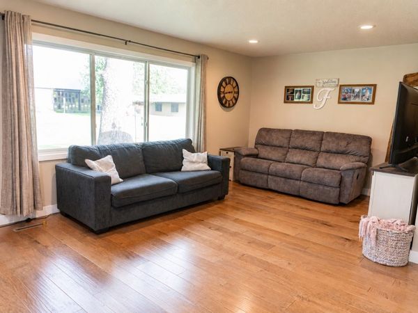 1352 E 3rd Street, Pella, IA 50219
