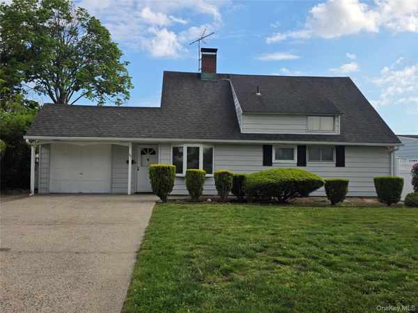 68 Summer Lane , Hicksville, NY 11801