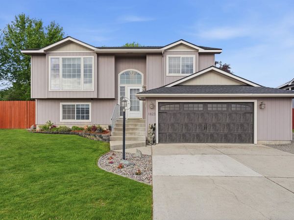 1823 N Salmon River Ln, Greenacres, WA 99016