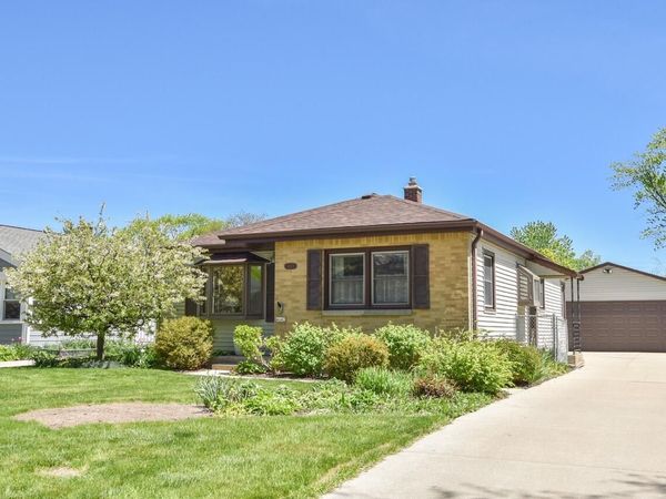 4642 N 101st St, Wauwatosa, WI 53225
