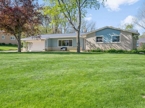 16500 Willow Ridge Ln, Brookfield, WI 53005
