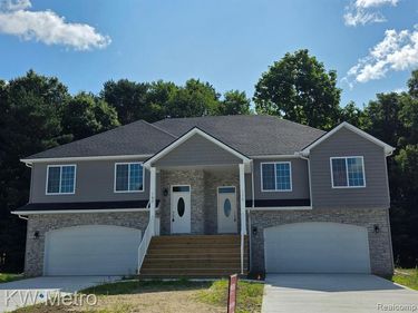 185 Whispering Pines Drive , Fenton, MI 48430