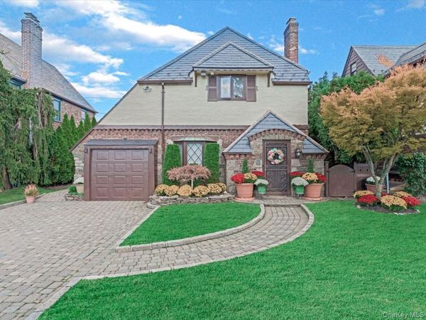 16 Kenilworth Road , Mineola, NY 11501