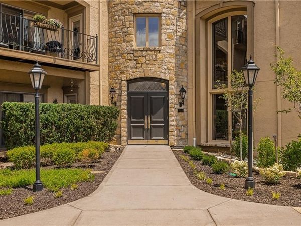 7221 Mission Road, Unit 211, Prairie Village, KS 66208