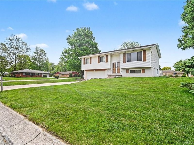 2040 Penbrooke Trail, Miamisburg, OH 45459 Photo 3