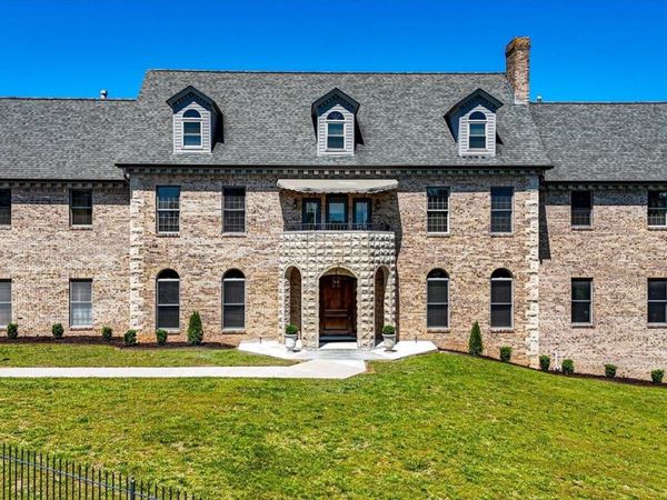551 N Crest Court , Chattanooga, TN 37404