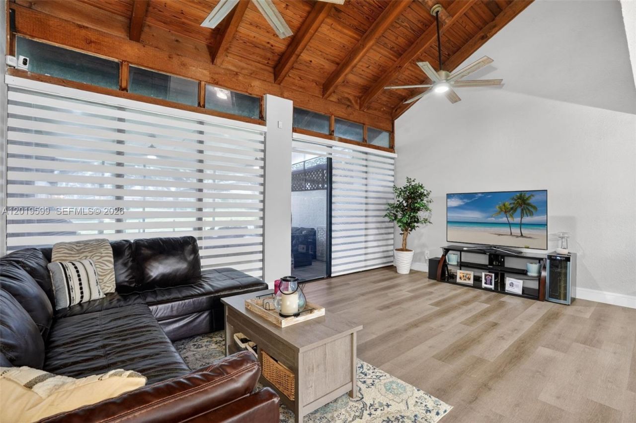 10750 S Golfview Dr , Pembroke Pines, FL 33026 Photo
