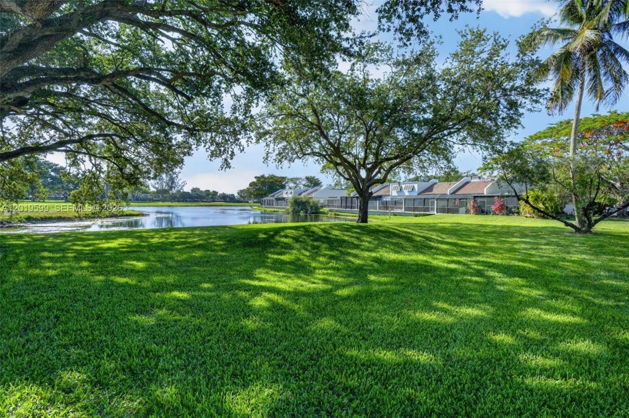 10750 S Golfview Dr , Pembroke Pines, FL 33026 Photo