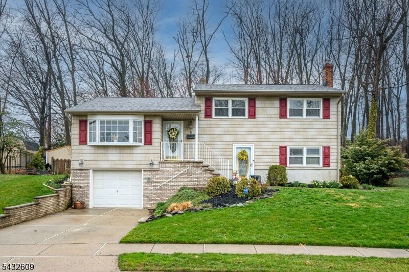 8 Adelphi Ct, Edison, NJ 08837 Main Photo