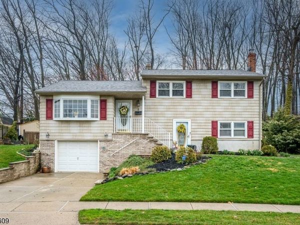 8 Adelphi Ct, Edison, NJ 08837