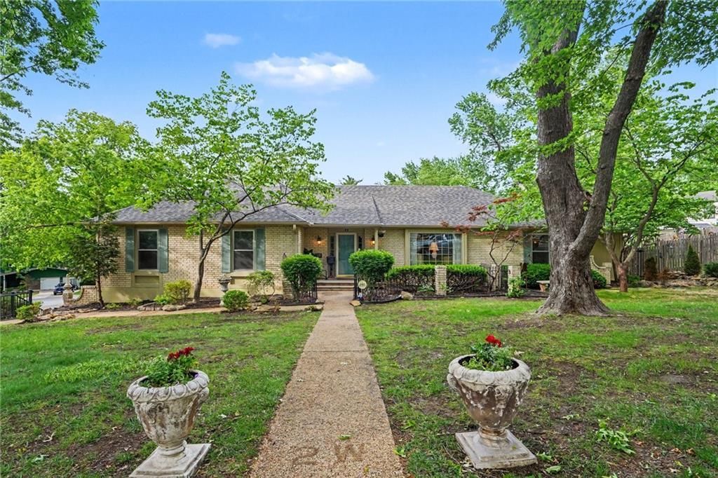 2 W Bridlespur Terrace, Kansas City, MO 64114 Main Photo