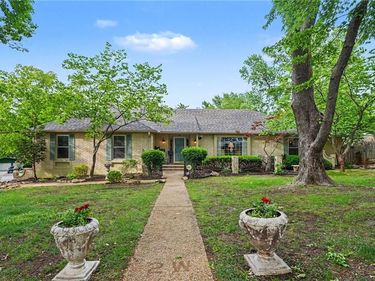2 W Bridlespur Terrace, Kansas City, MO 64114