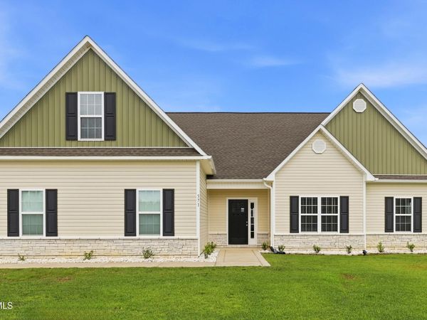 571 Appalachian Trail S, Jacksonville, NC 28546