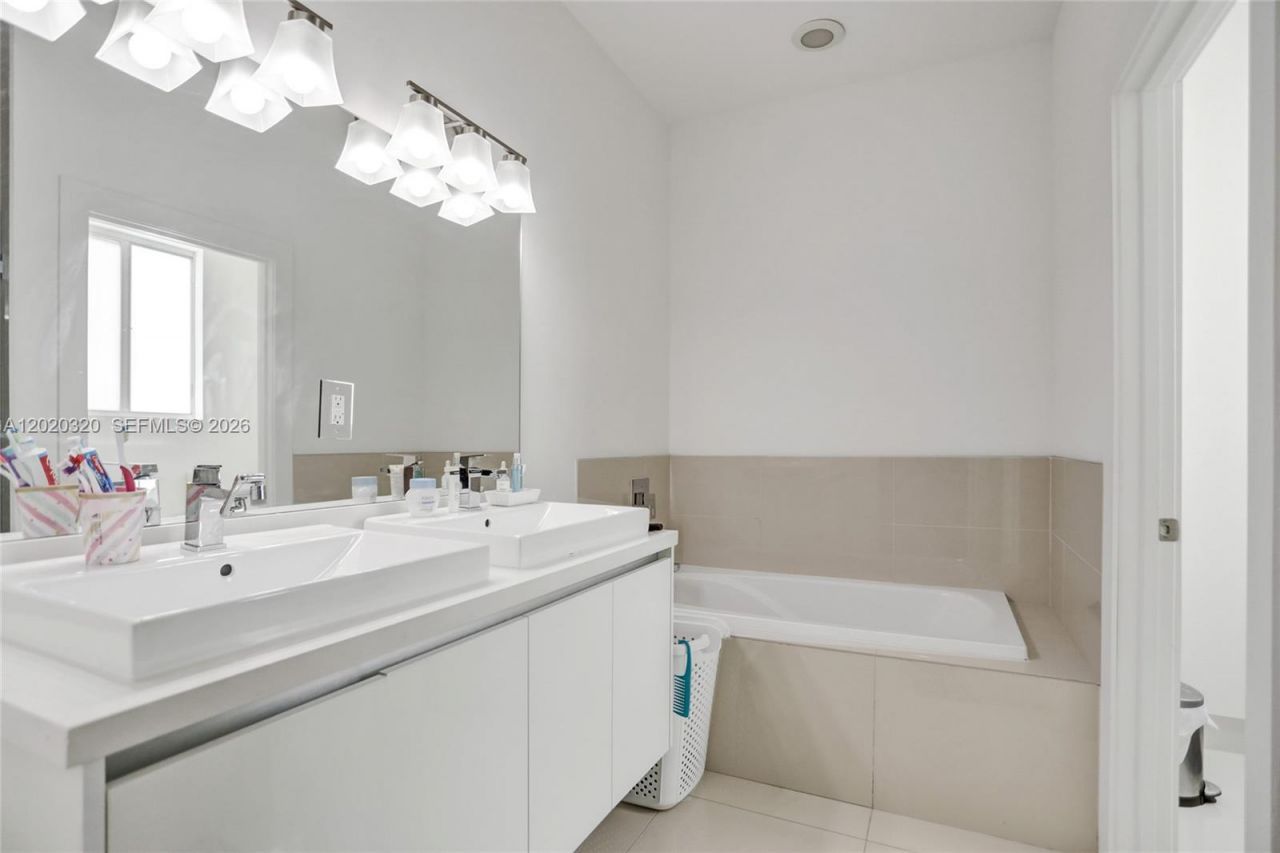 10265 NW 72nd Ter, Doral, FL 33178 Photo
