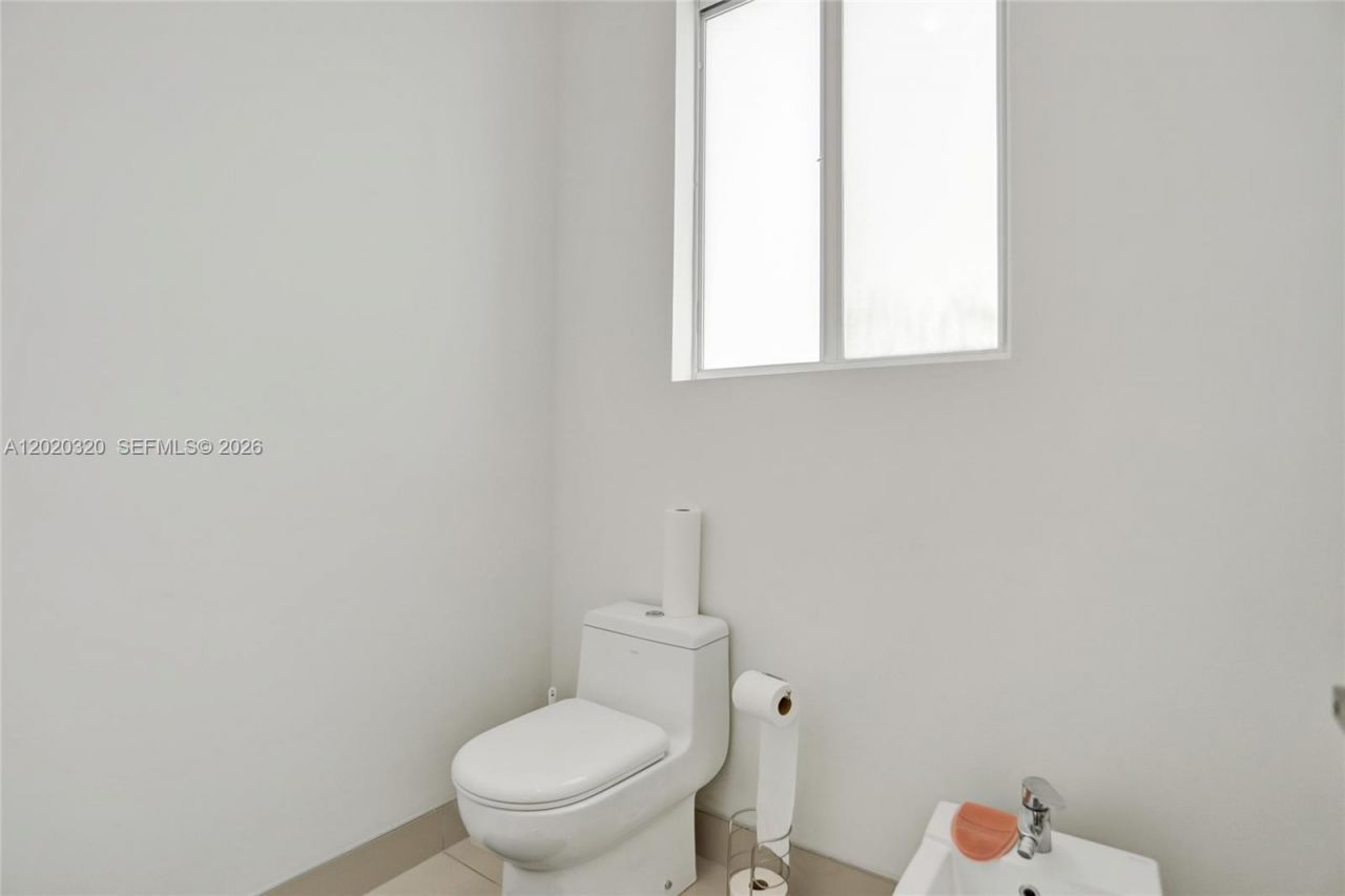 10265 NW 72nd Ter, Doral, FL 33178 Photo
