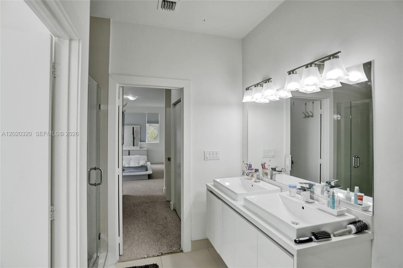10265 NW 72nd Ter, Doral, FL 33178 Photo