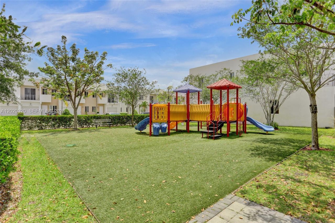 10265 NW 72nd Ter, Doral, FL 33178 Photo
