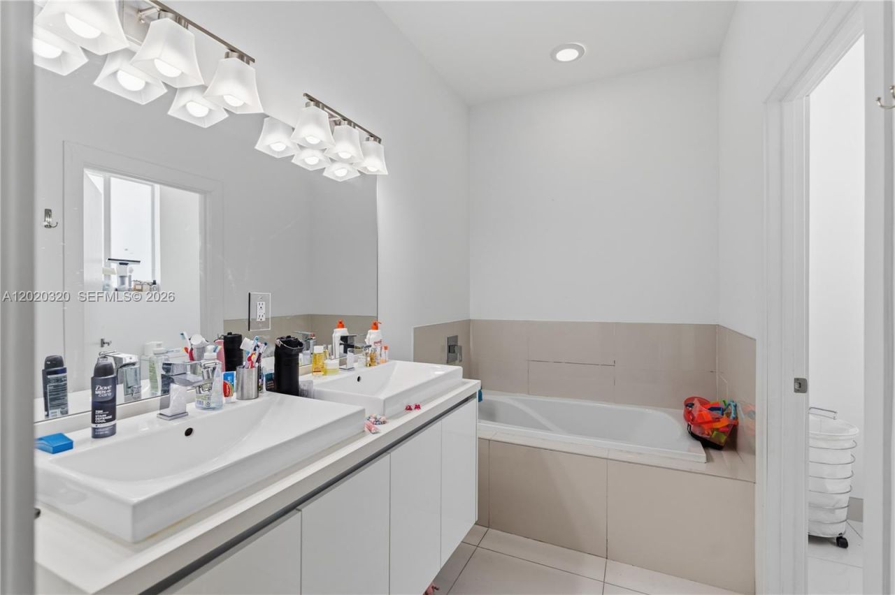 10265 NW 72nd Ter, Doral, FL 33178 Photo