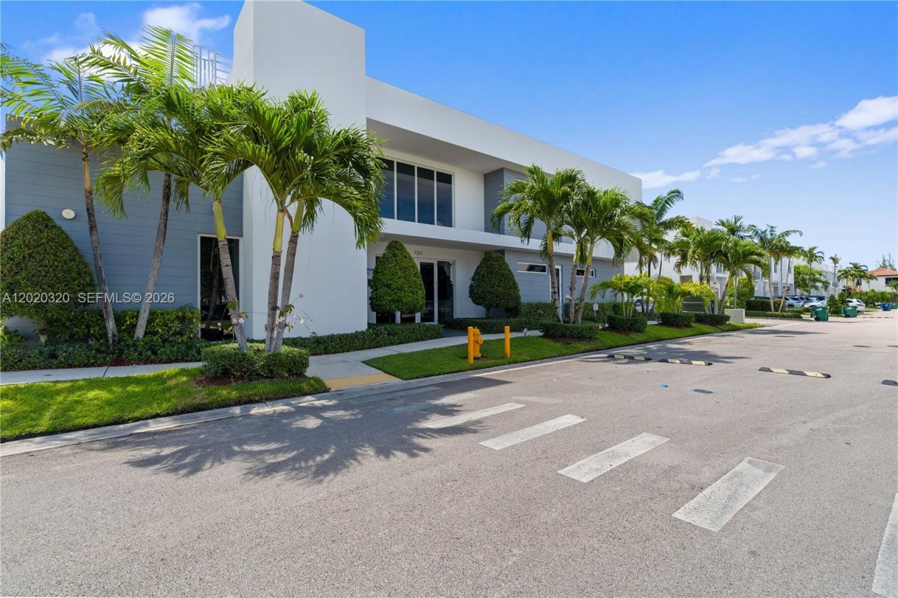 10265 NW 72nd Ter, Doral, FL 33178 Photo