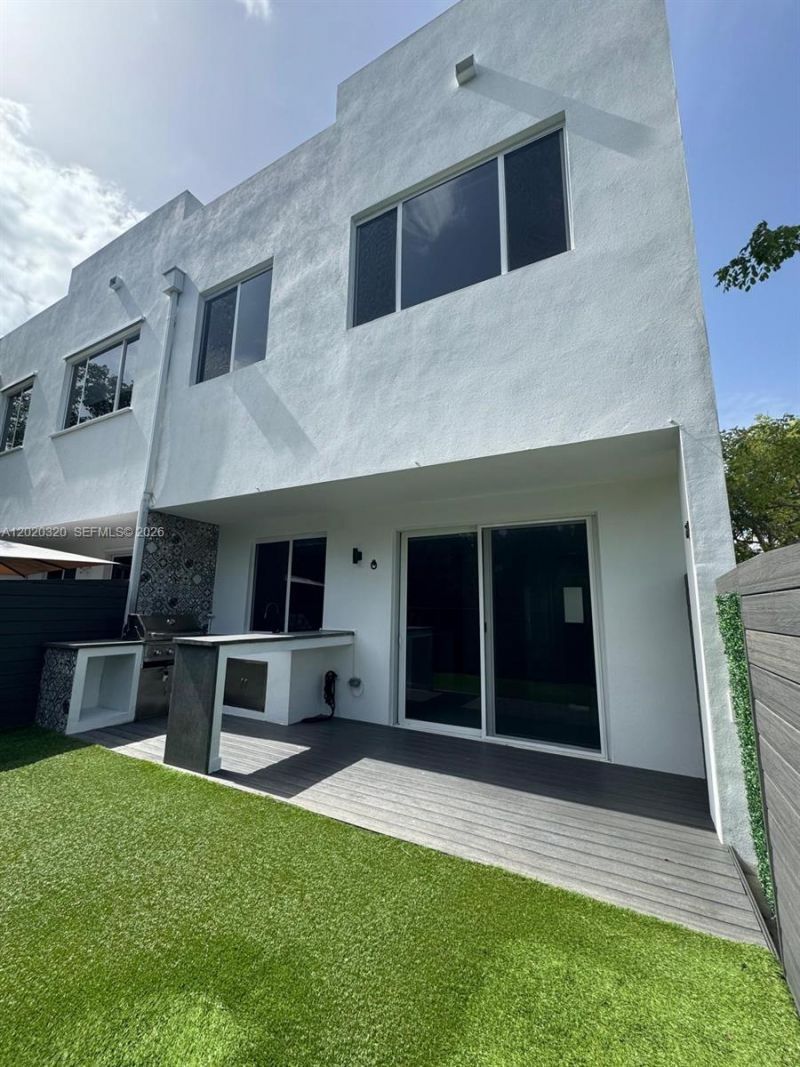 10265 NW 72nd Ter, Doral, FL 33178 Photo