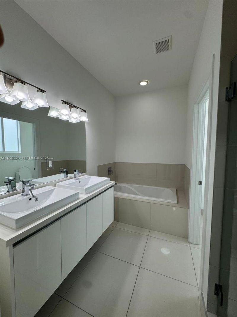 10265 NW 72nd Ter, Doral, FL 33178 Photo