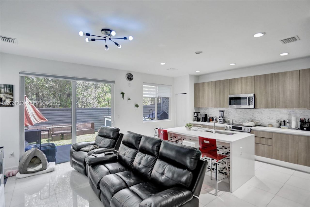 10265 NW 72nd Ter, Doral, FL 33178 Photo