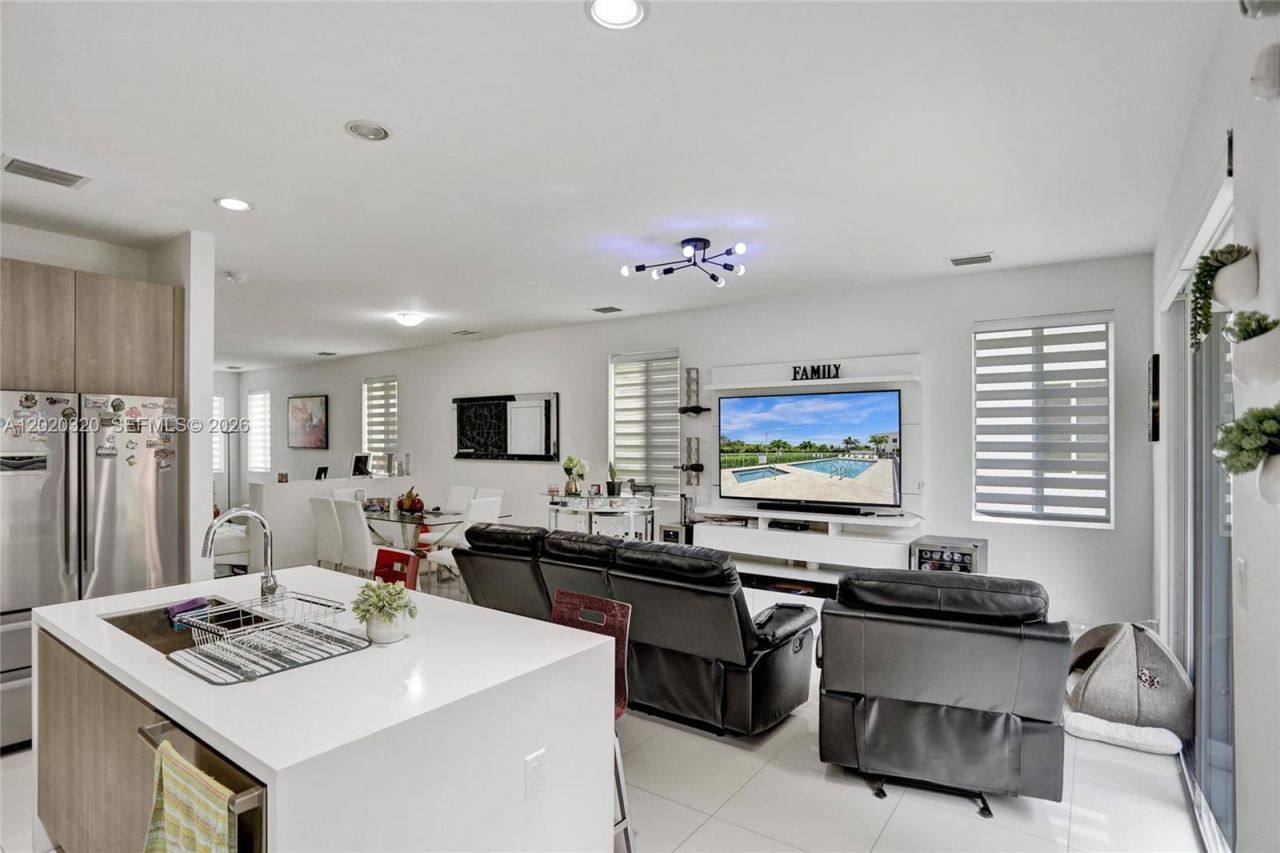 10265 NW 72nd Ter, Doral, FL 33178 Photo