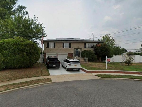 14 Hilton Court , Hicksville, NY 11801