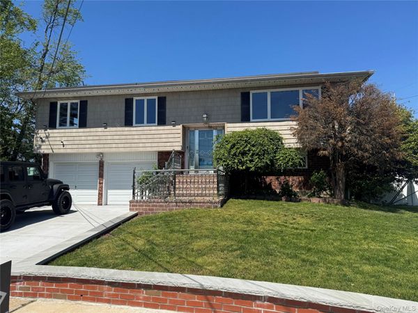 14 Hilton Court , Hicksville, NY 11801
