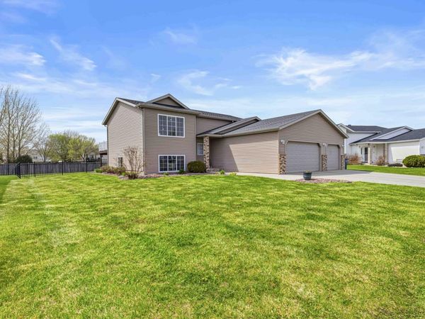 1911 35th Street Circle S, Moorhead, MN 56560
