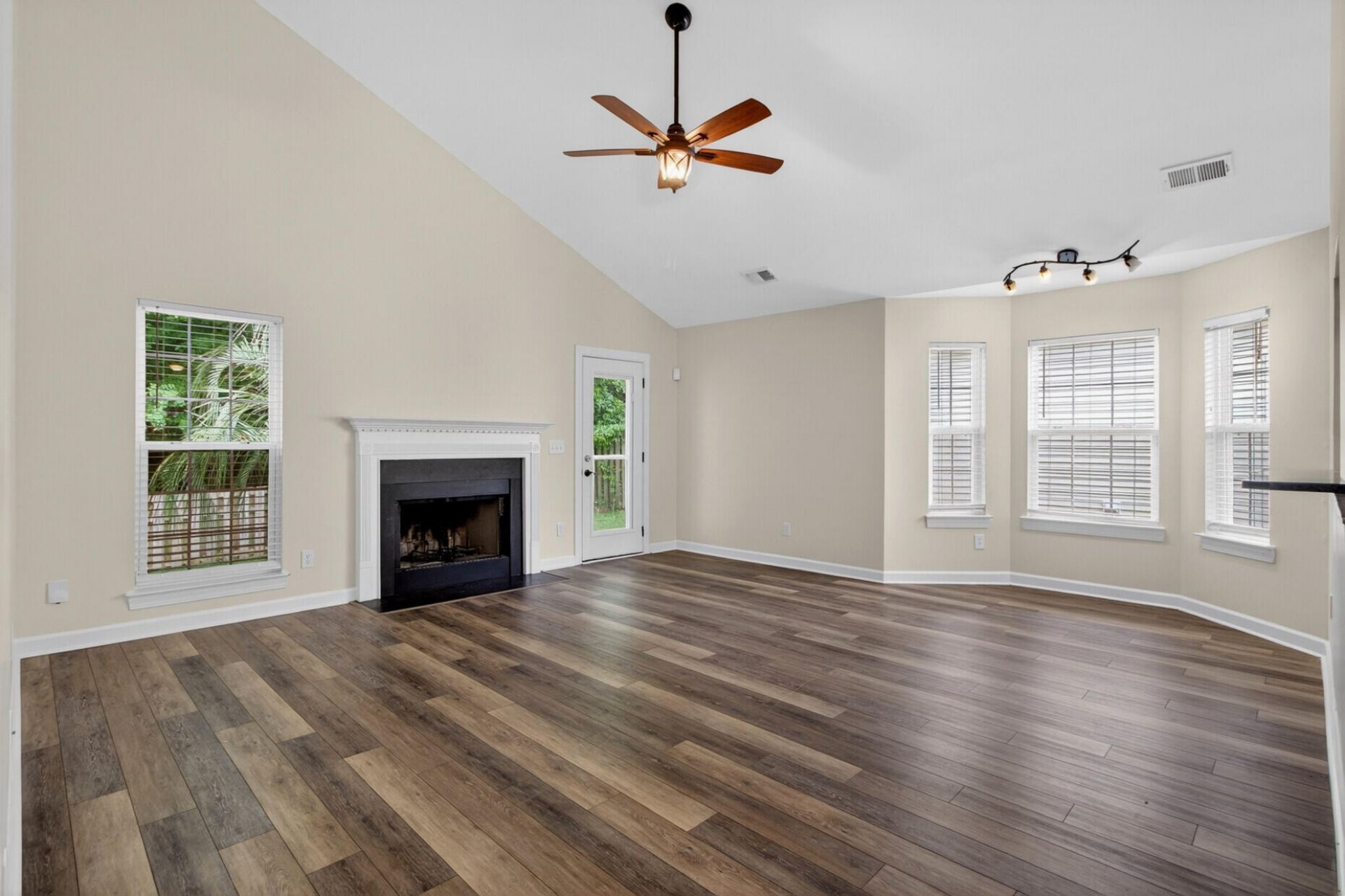 113 Garden Grove Drive Photo 8