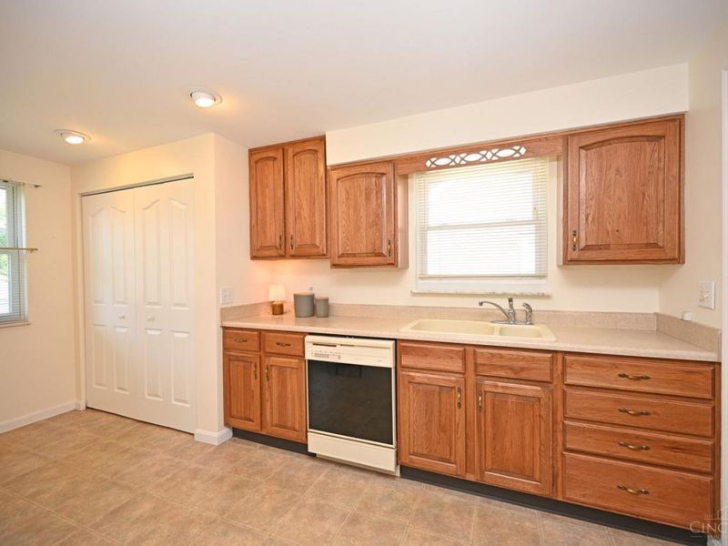 3810 S Broadlawn Circle, Silverton, OH 45236 Photo 24