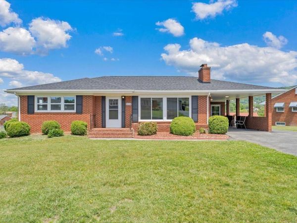 2534 Pinecrest DR , Vinton, VA 24179