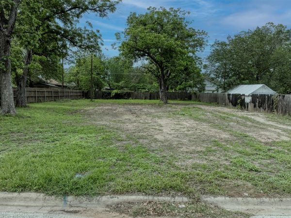 809 E Fannin ST , Luling, TX 78648