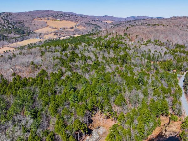 5209 Willard Road, Hartford, VT 05001