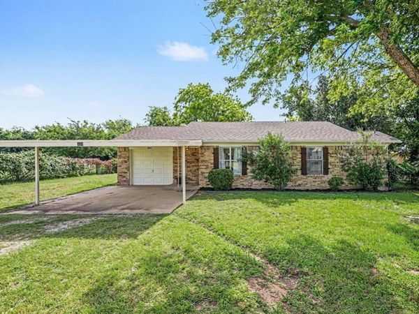324 Ashwood Street , Azle, TX 76020
