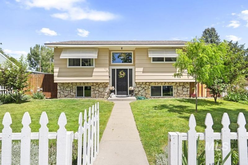 113 E Montana Ave, Homedale, ID 83628 Main Photo
