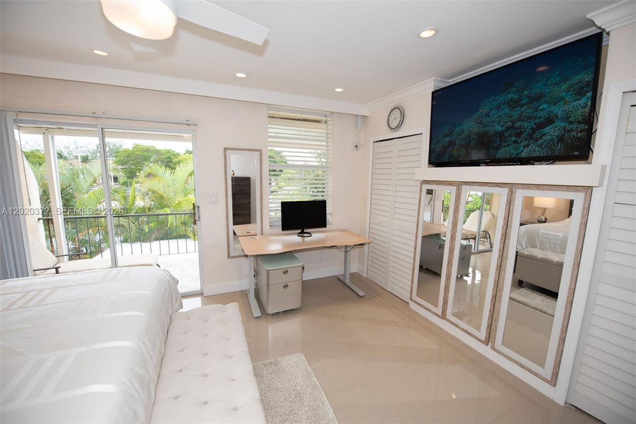 3756 NE 167th St, North Miami Beach, FL 33160 Photo