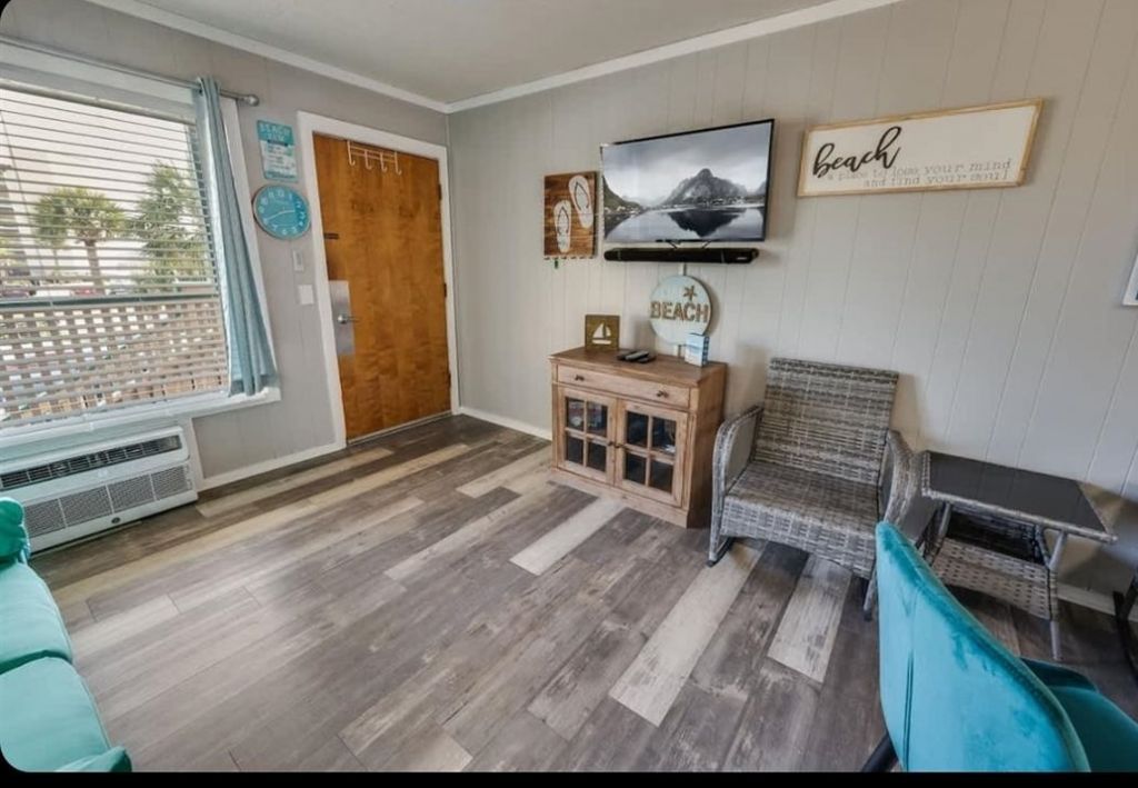 4516 Seaview St. Photo 5