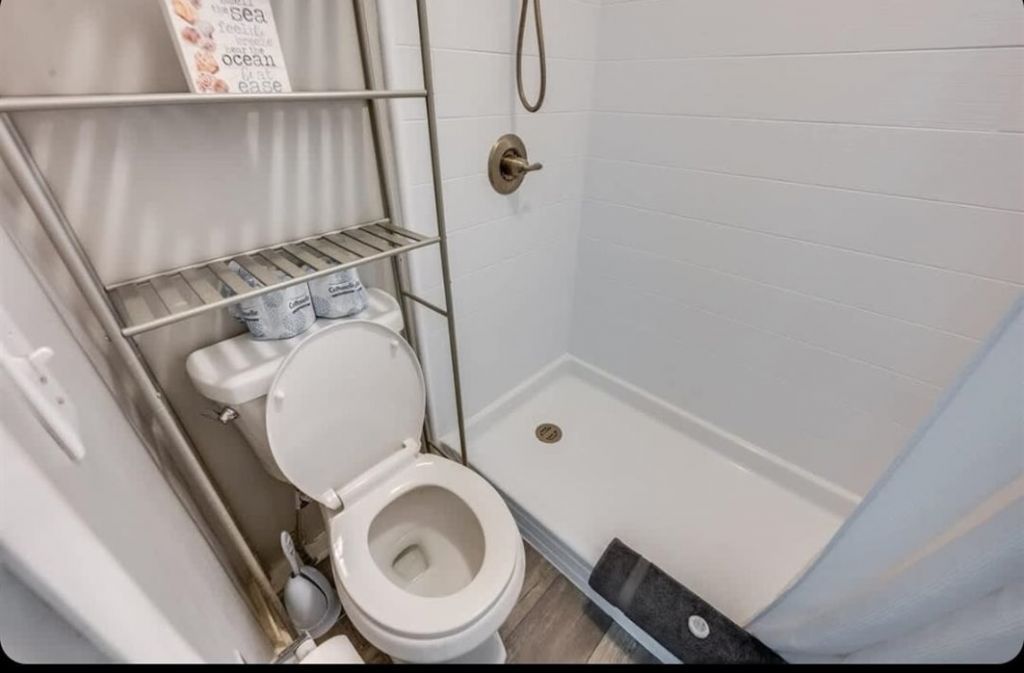 4516 Seaview St. Photo 9