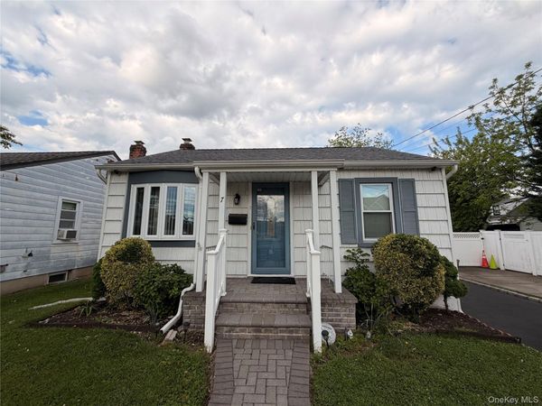 7 Foran Place , Hicksville, NY 11801
