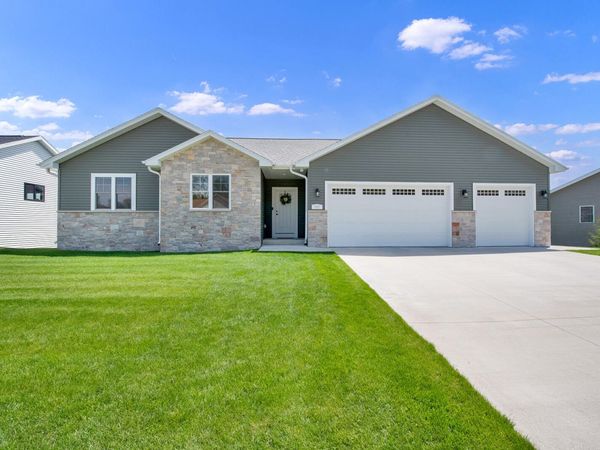 717 Drumlin Cv, Kewaskum, WI 53040
