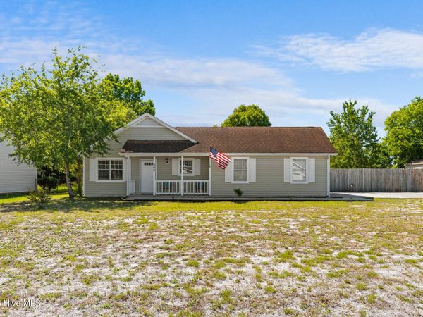 300 Foxtrace Lane, Hubert, NC 28539