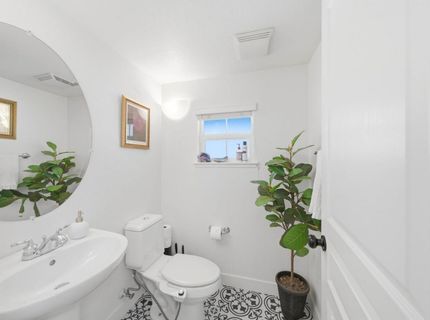 390 Soaring Hawk Ln, Sacramento, CA 95833 Photo