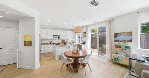 390 Soaring Hawk Ln, Sacramento, CA 95833 Photo
