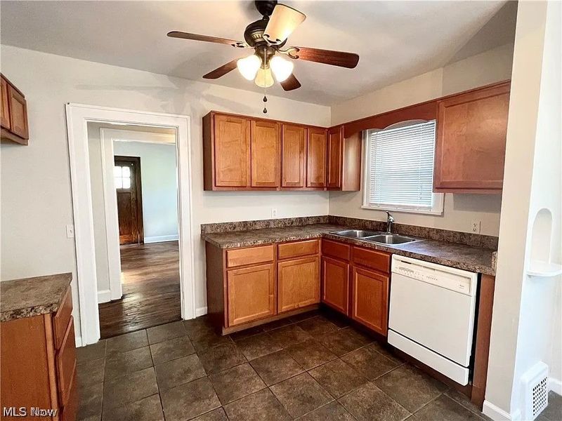 9725 Parkview Avenue, Garfield Heights, OH 44125 Photo 6